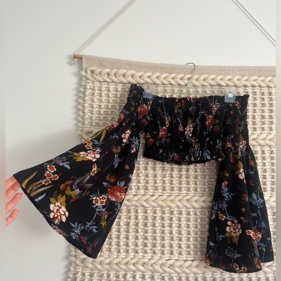 FASHION NOVA XS Cropped Floral with Flowy Sleeves - Picture 2 of 7